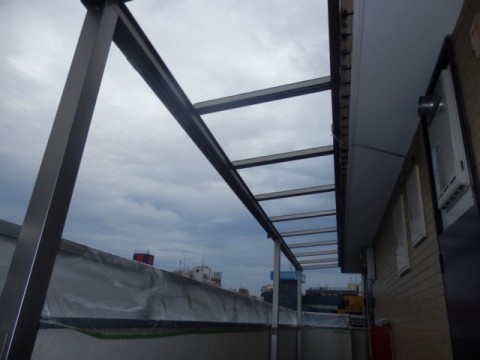 東村山市マンション廊下にアルミ屋根設置で雨が直接当たらないようになりました
